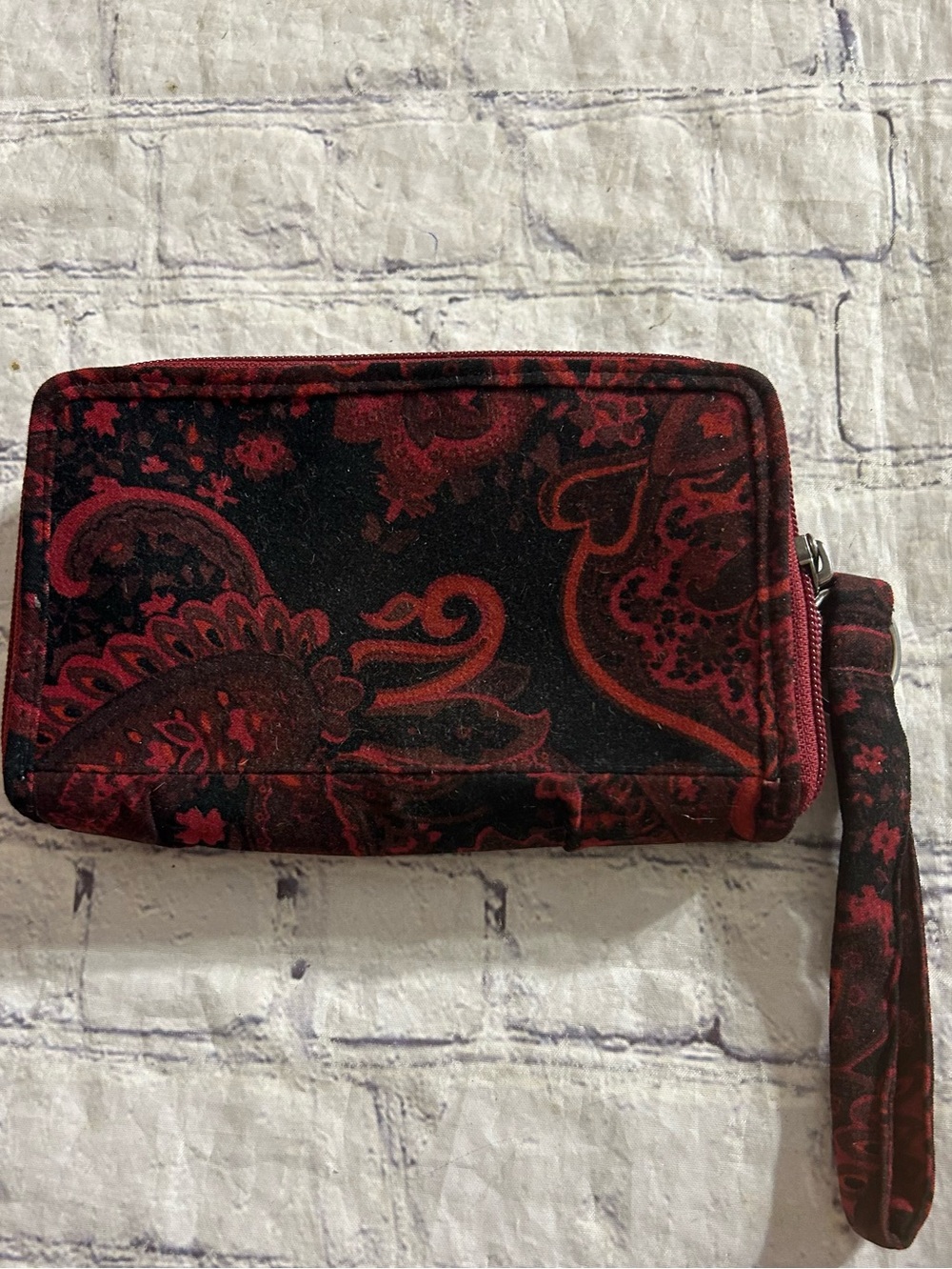 SAK SAUM ZIP AOUND ORGANIZER INTRICATE RED & BLACK PAISLEY BOHO WRISTLET